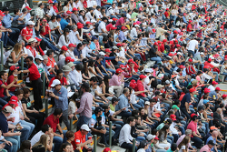 Fans en las tribunas