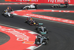 Nico Rosberg, Mercedes AMG F1 W06 voor ploegmaat Lewis Hamilton, Mercedes AMG F1 W06