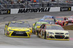 Kevin Harvick, Stewart-Haas Racing Chevrolet; Matt Kenseth, Joe Gibbs Racing Toyota