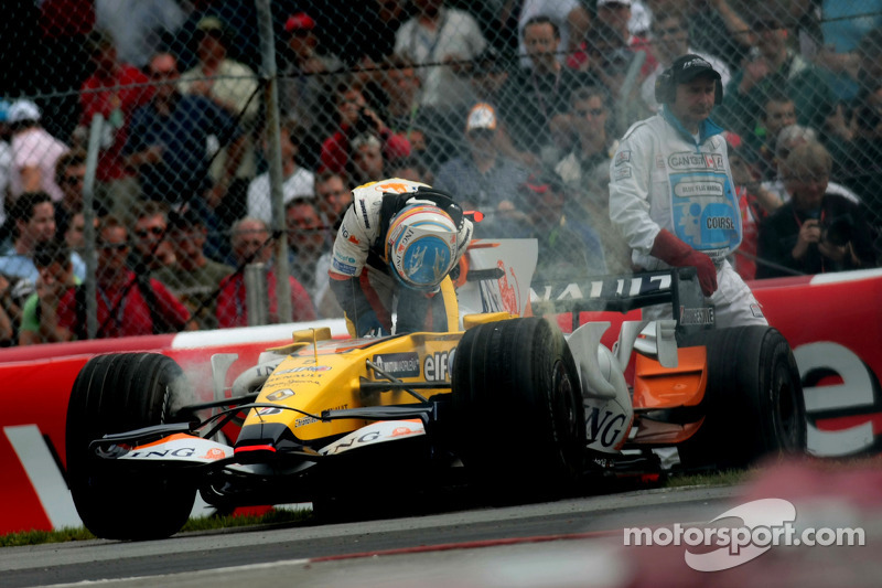 Fernando Alonso, Renault F1 Team, se detiene en pista
