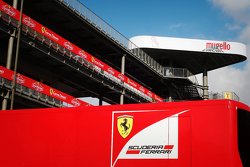 Ferrari-Logo im Fahrerlager