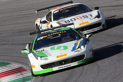 #128 Lueg Sportivo Ferrari 458: Christian Kinch, vor #192 Kessel Racing Ferrari 458: Jaques Duyver