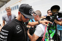 Lewis Hamilton, Mercedes AMG F1 bei seiner Ankunft im Fahrerlager