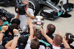 Lewis Hamilton, Mercedes AMG F1 festeggia il secondo posto nel parco chiuso con il team
