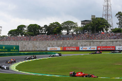 Kimi Räikkönen, Ferrari SF15-T, beim Start