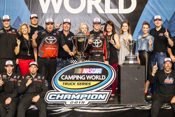 Victory-Lane für den Gesamtsieg: 1. NASCAR Camping World Truck Series 2015: Erik Jones, Kyle Busch M