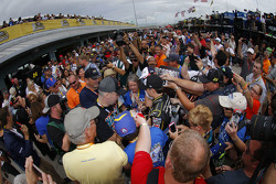Jeff Gordon, Hendrick Motorsports Chevrolet, schreibt Autogramme für die Fans an seinem letzten Renn