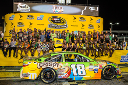 Victory-Lane: 1. und Champion NASCAR Sprint-Cup 2015: Kyle Busch, Joe Gibbs Racing Toyota, beim Feie
