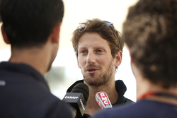 Romain Grosjean, Lotus F1 Team, mit der Presse