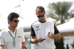 Jenson Button, McLaren, schreibt Autogramme für die Fans