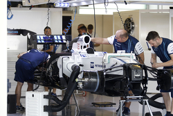 Williams FW37 beim Aufbau in der Box