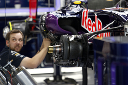 Red Bull Racing RB11 beim Aufbau in der Box