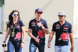 Carlos Sainz Jr., Scuderia Toro Rosso, mit Tabatha Valles, Scuderia Toro Rosso, Pressesprecherin, und Max Verstappen, Scuderia Toro Rosso