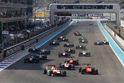 Start: Esteban Ocon, ART Grand Prix voor Kevin Ceccon, Arden International en Marvin Kirchhofer, ART
