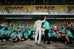 Il vincitore della gara Nico Rosberg, Mercedes AMG F1 festeggia con il team