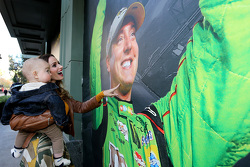 Samantha Busch und Sohn Brexton sehen sich ein Foto von NASCAR-Champion Kyle Busch, Joe Gibbs Racing