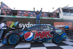 2015 V8 Supercars Champion Mark Winterbottom, Prodrive Racing Australia, Ford, feiert