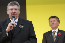 Ross Brawn en Nick Fry vieren het behalen van het wereldkampioenschap in 2009