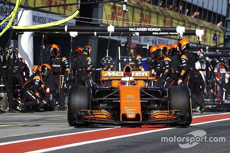 Stoffel Vandoorne, McLaren MCL32, deja los boxes despu&eacute;s de un temprano cambio de neum&aacute;tico.