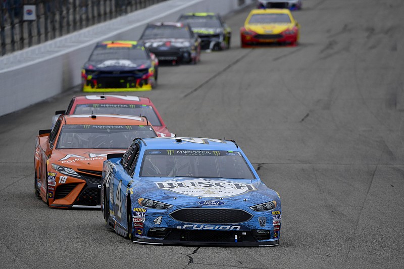 Kevin Harvick passa di forza Kyle Busch nel finale e trionfa in New Hampshire