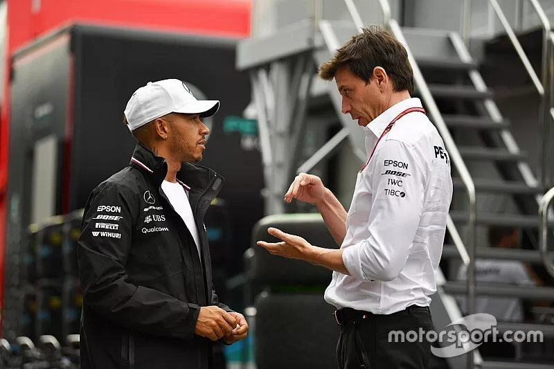 Lewis Hamilton, Mercedes-AMG F1 et Toto Wolff, directeur ex&eacute;cutif de Mercedes AMG F1