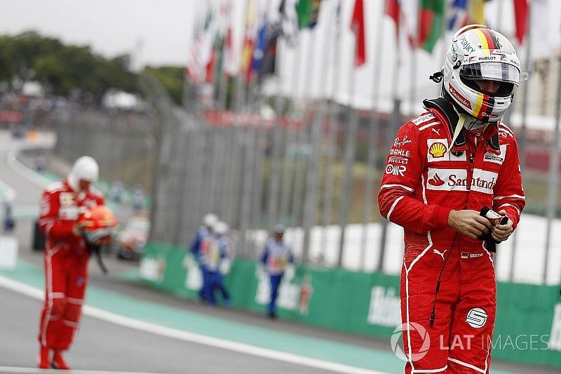 Sebastian Vettel, Ferrari, Kimi Raikkonen, Ferrari, caminan a los pits tras la calificación