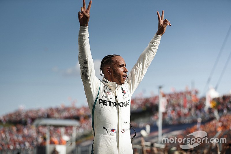 Hamilton wint in Hongarije, Verstappen valt uit met motorgerelateerd probleem