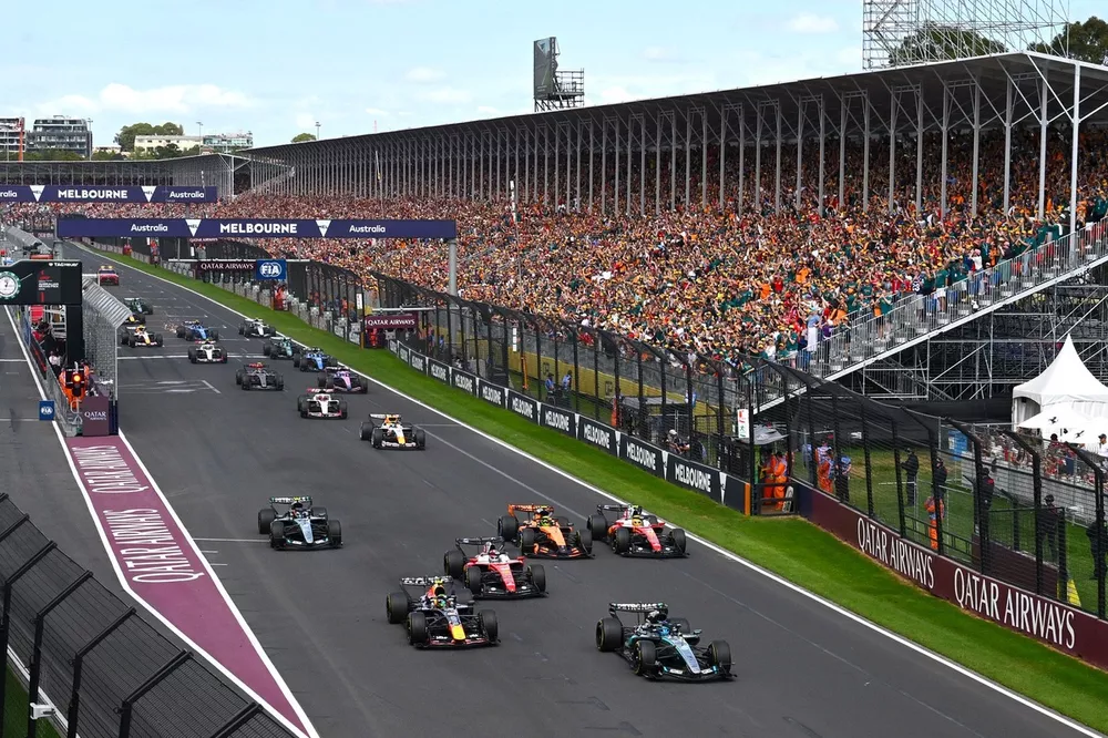 George Russell, Mercedes, lidera en la salida