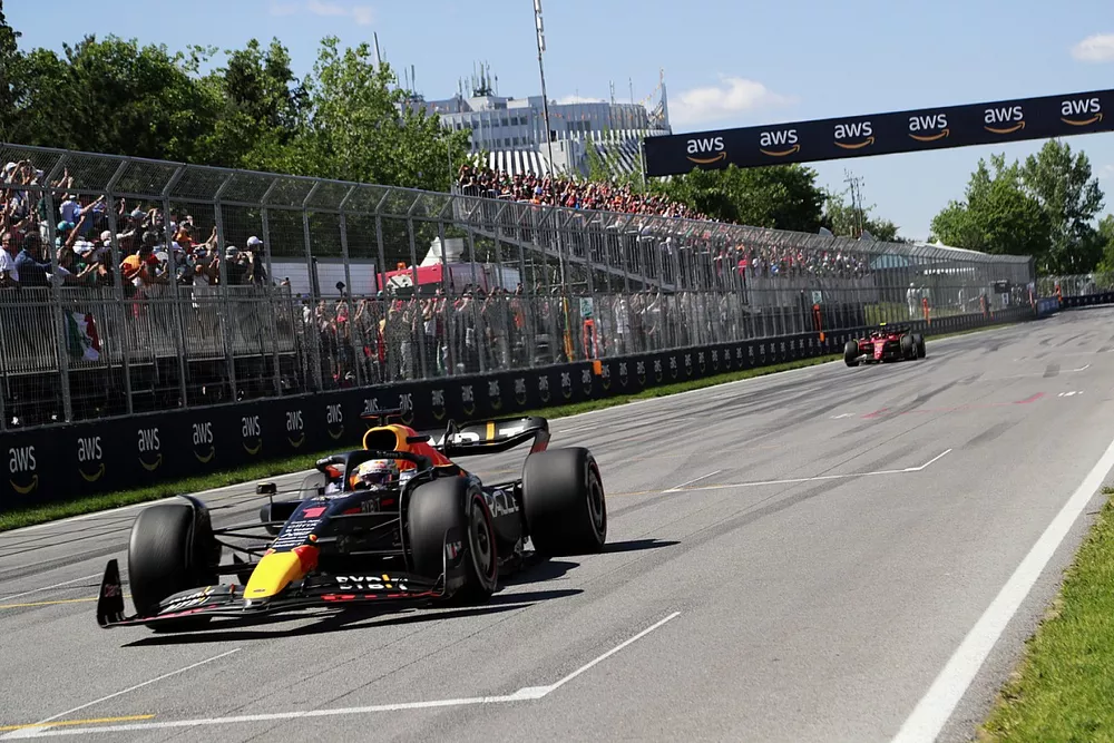 Max Verstappen, Red Bull Racing RB1, Carlos Sainz, Ferrari F1-75 