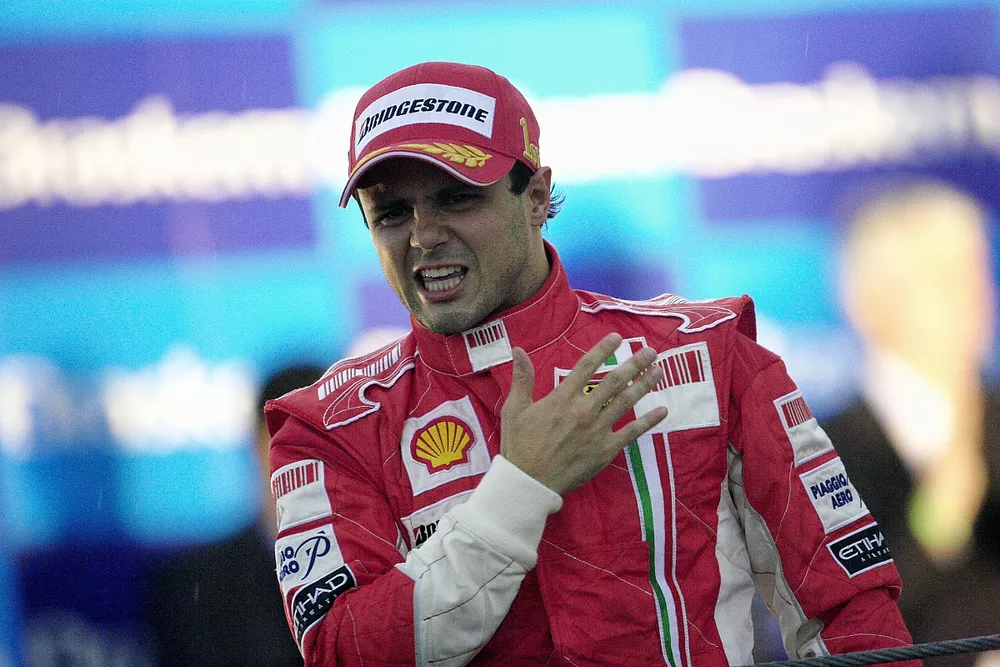 Felipe Massa, emocionado, bate orgulhosamente no peito a ins&iacute;gnia do Prancing Horse ao comemorar a vit&oacute;ria e uma temporada bem disputada diante de sua torcida.