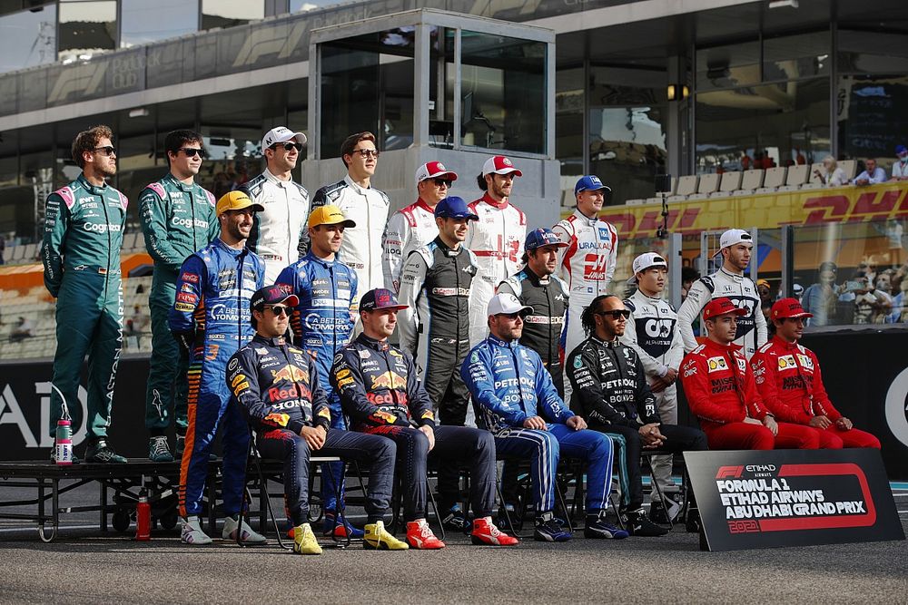 Foto de grupo de los pilotos clase 2021