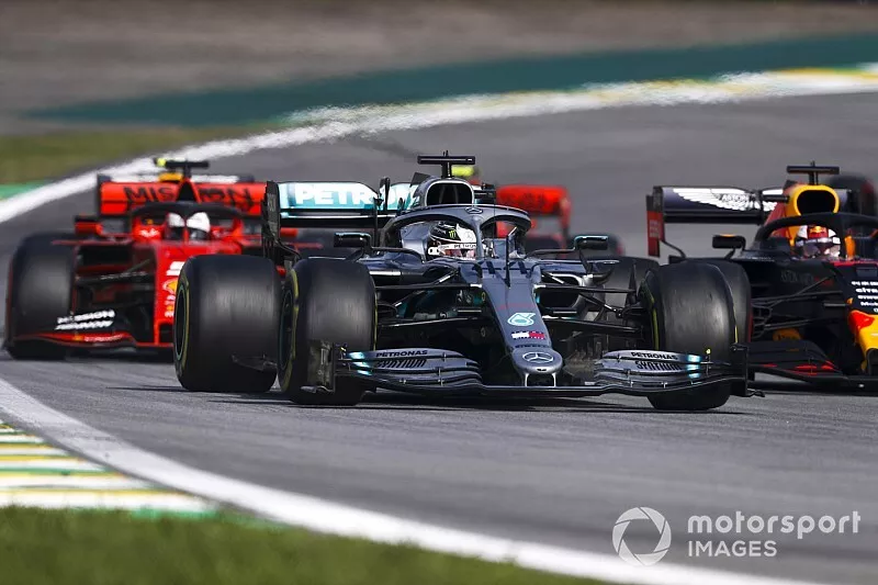 Lewis Hamilton, Mercedes AMG F1 W10, Max Verstappen, Red Bull Racing RB15 y Sebastian Vettel, Ferrari SF90 at en la resalida