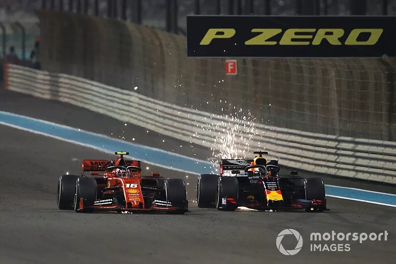 Max Verstappen, Red Bull Racing RB15, met Charles Leclerc, Ferrari SF90