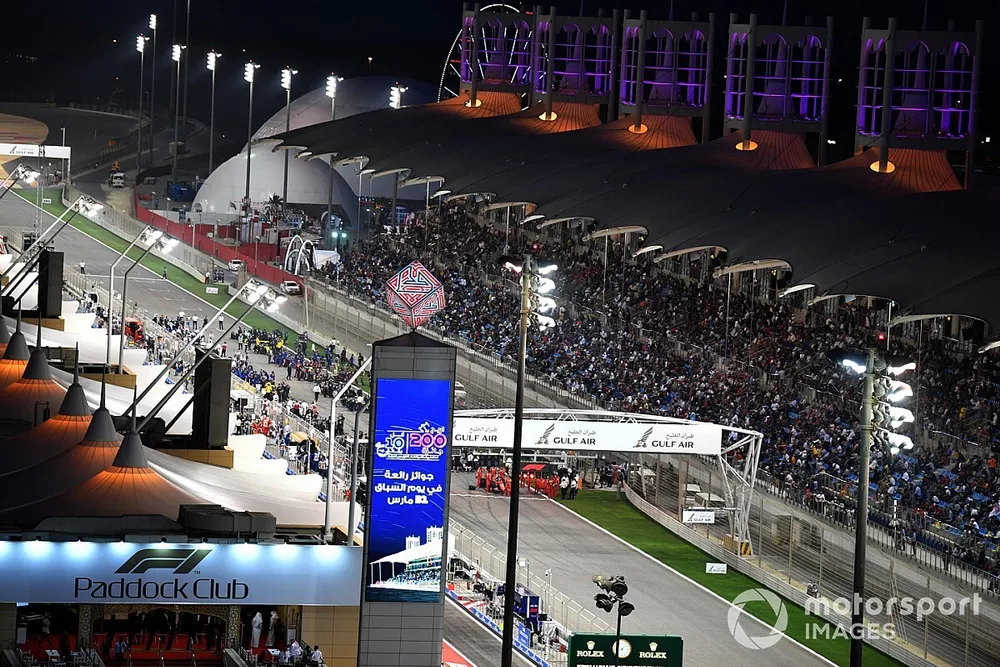 The mechanics begin to clear the grid for the start