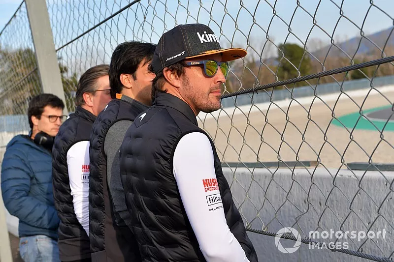 Fernando Alonso observa las acciones en pista