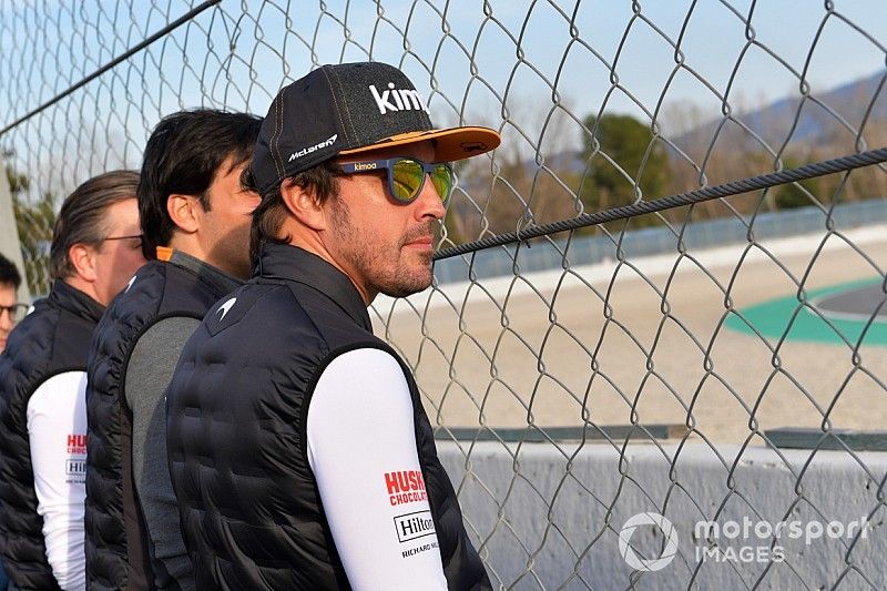 Fernando Alonso observa las acciones en pista