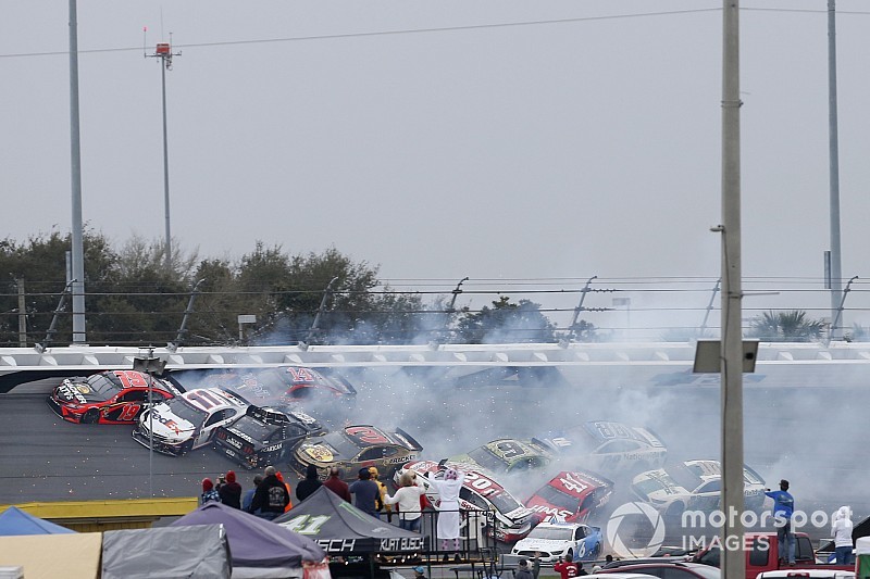 Новый сезон NASCAR начался с массового завала