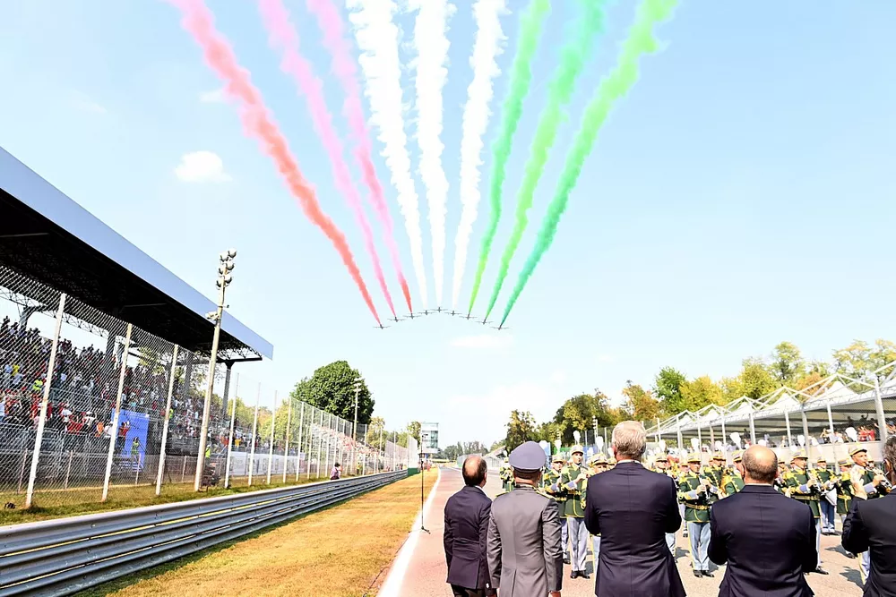 Frecce Tricolri sobrevuelan la parrilla con sus Aermacchi MB339A