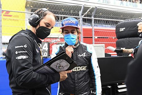 Alonso: Elk&eacute;pesztő, hogy Hamilton minden harmadik verseny&eacute;t megnyerte