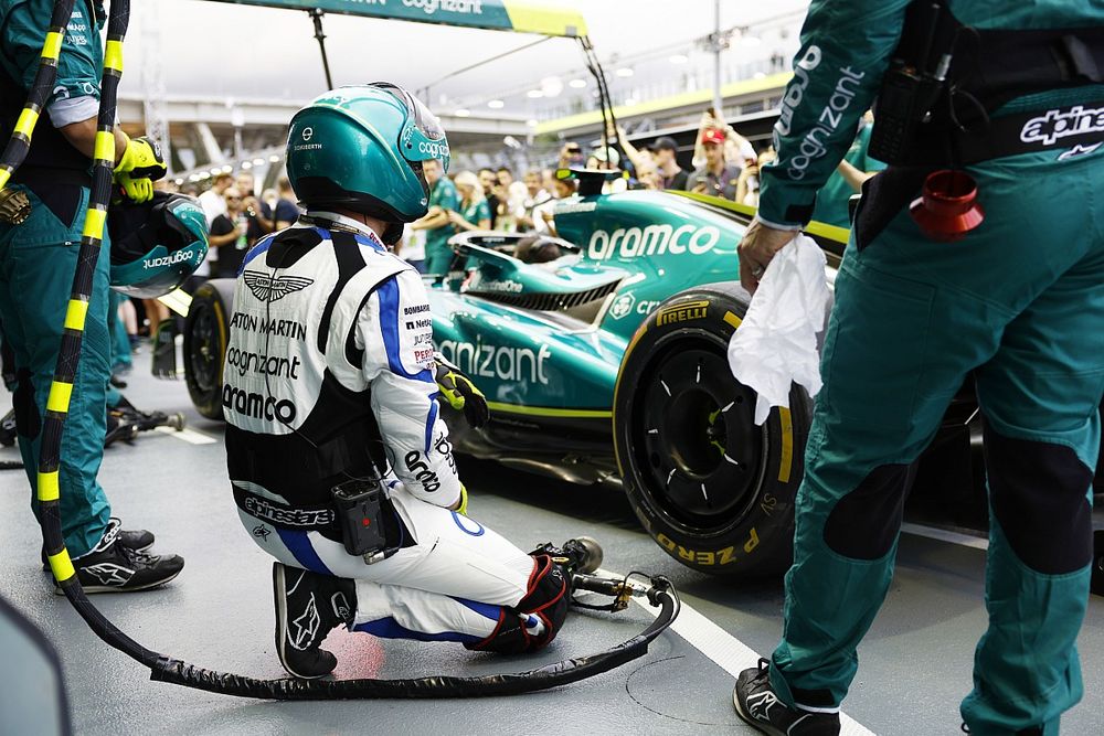 Pr&aacute;ctica de parada en boxes de Aston Martin
