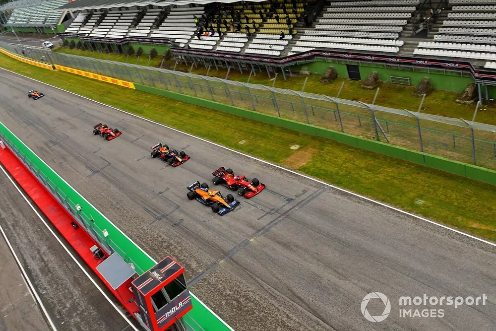 Salida Charles Leclerc, Ferrari SF21, Lando Norris, McLaren MCL35M, Sergio P&eacute;rez, Red Bull Racing RB16B, Carlos Sainz Jr., Ferrari SF21