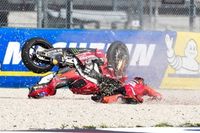 Aficionados en Misano celebraron la caída de Marc Márquez en la sprint