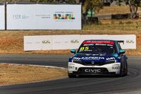 TCR South America: Tiago Pernía segura pressão de Nelsinho Piquet e vence corrida 1 em Curvelo