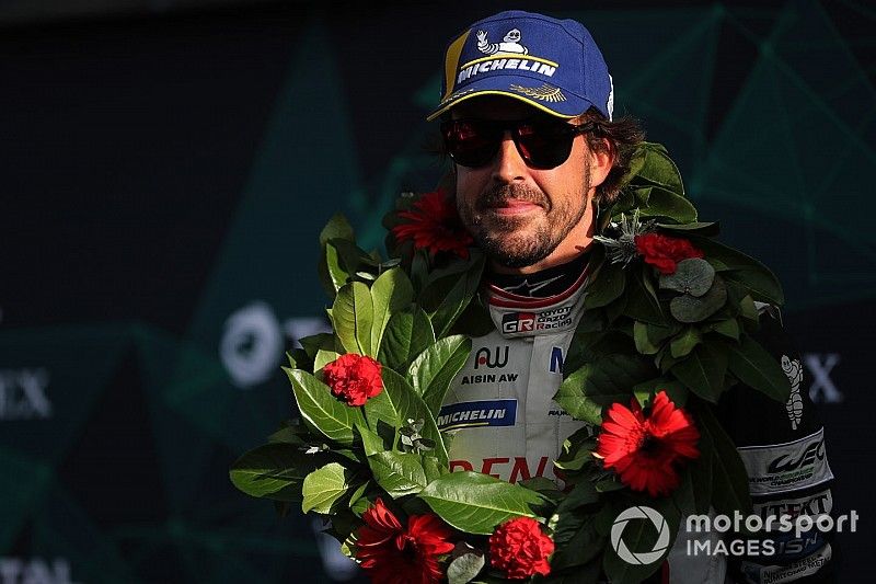Podium: race winner #8 Toyota Gazoo Racing Toyota TS050: Fernando Alonso