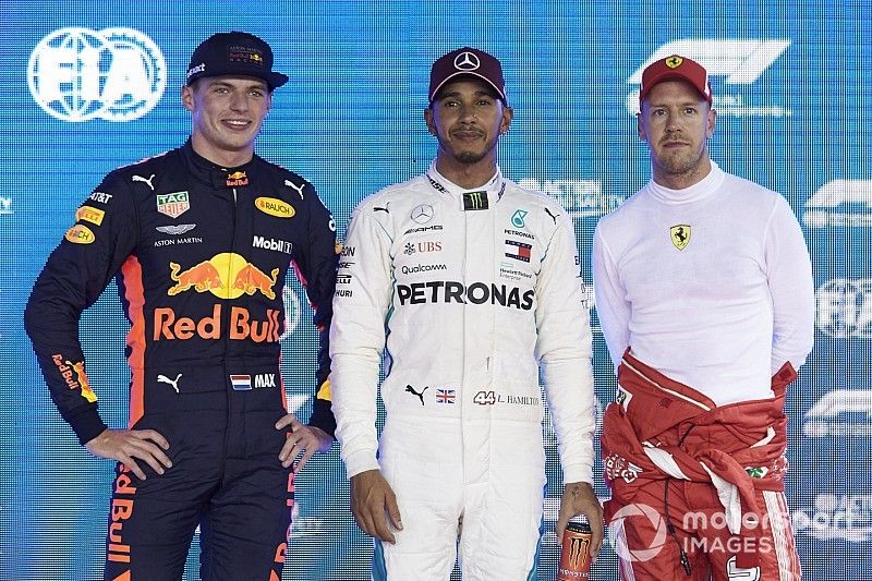 Los tres primeros clasificados, Max Verstappen, Red Bull Racing, ganador de la pole Lewis Hamilton, Mercedes AMG F1 y el tercer clasificado Sebastian Vettel, Ferrari