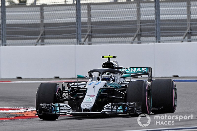 Bottas verslaat Hamilton in strijd om pole, Verstappen rijdt alleen in Q1