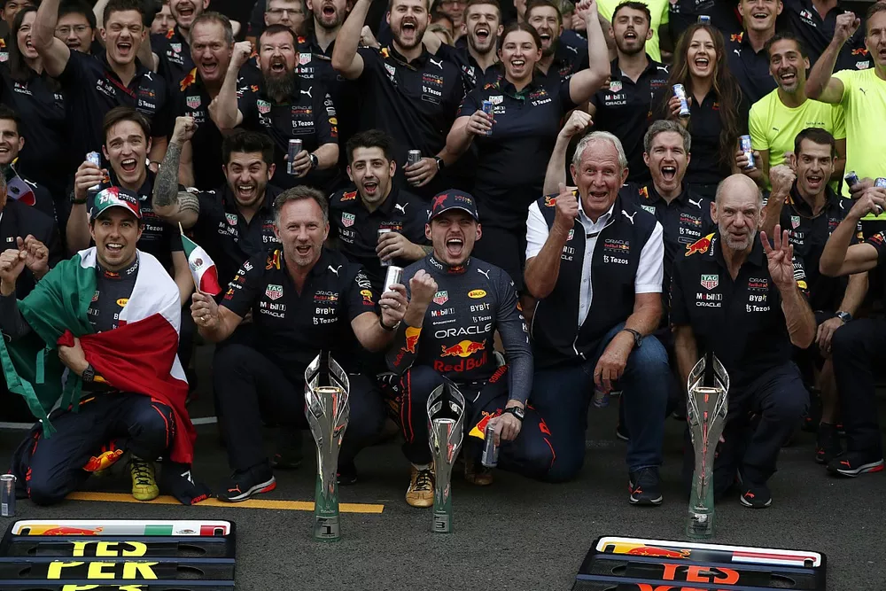 Sergio P&eacute;rez, Red Bull Racing, Christian Horner, Director de Red Bull Racing, Max Verstappen, Red Bull Racing, Helmut Marko, consultor, Red Bull Racing, Adrian Newey, Director tecnol&oacute;gico, Red Bull Racing, y el equipo Red Bull celebran 