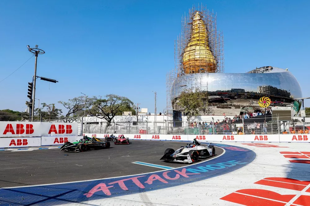 Mitch Evans, Jaguar Racing , Jaguar I-TYPE 6, en la zona de ataque
