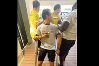 V&iacute;deo: Mercedes 'entreg&oacute;' a De Vries a AlphaTauri en un carrito