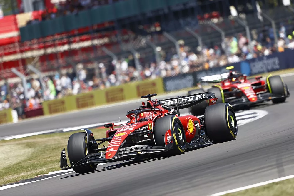 Charles Leclerc, Ferrari SF-23, leidt Carlos Sainz, Ferrari SF-23